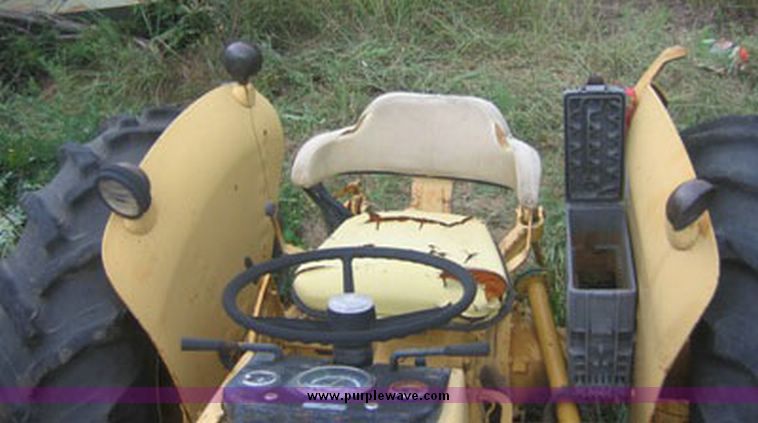 image for item 8297 1969 John Deere 2020 tractor