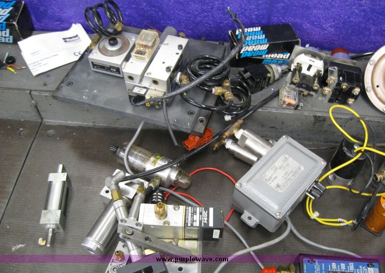 image for item 8907 Assortment of pneumatic cylinders, valves and regulators