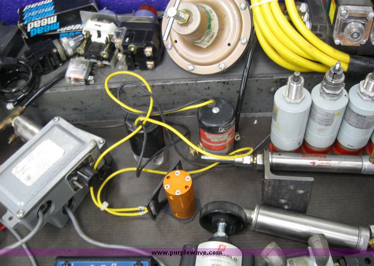 image for item 8907 Assortment of pneumatic cylinders, valves and regulators