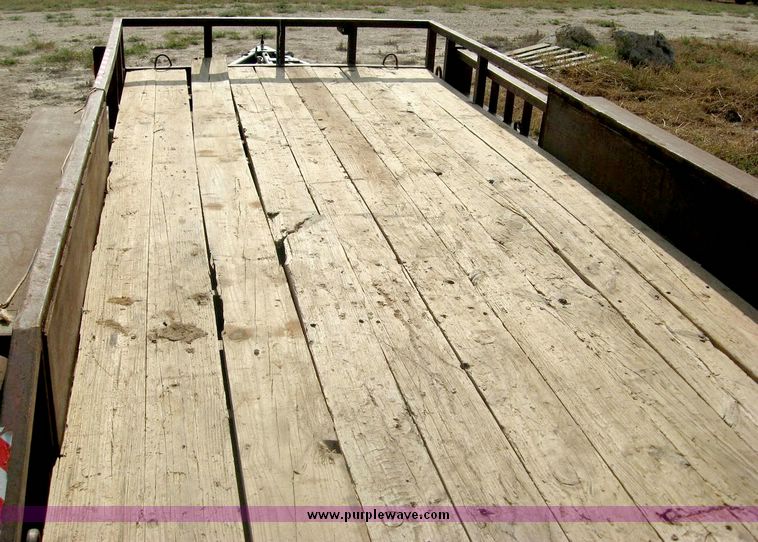 image for item 8686 1995 S&H 16' car trailer