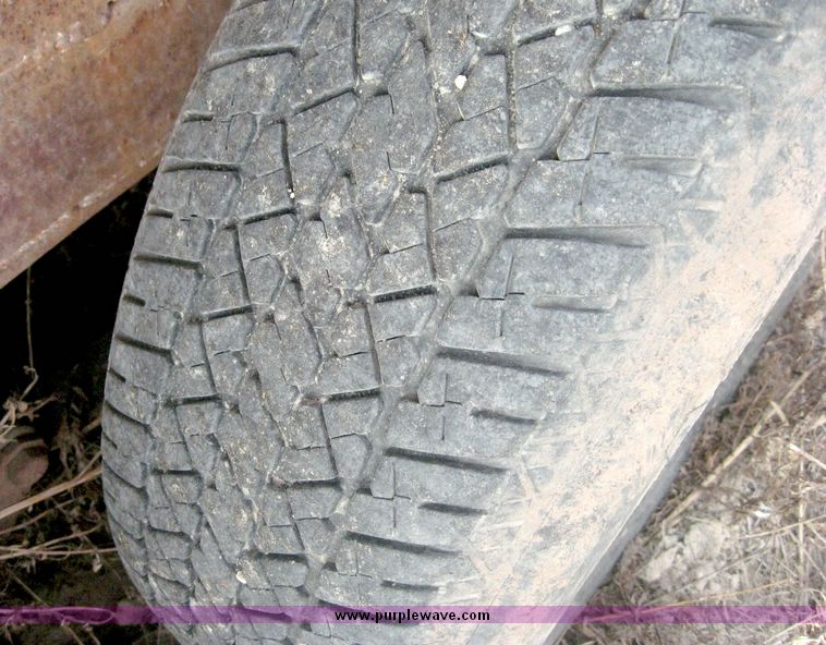 image for item 8686 1995 S&H 16' car trailer