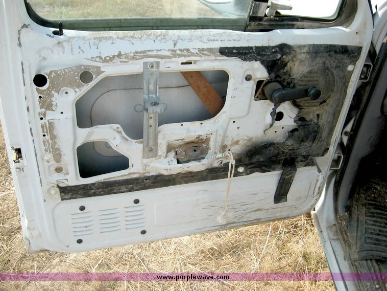 image for item 8699 1996 Ford F150 pickup truck