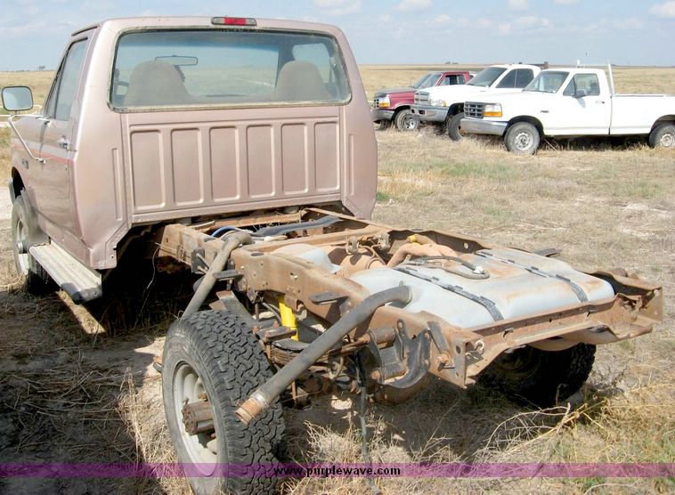 image for item 8700 1997 Ford F350 pickup truck