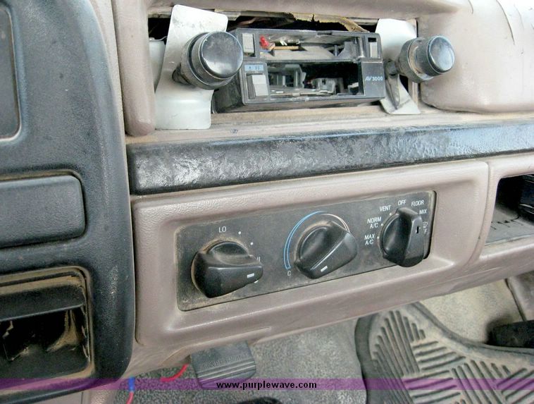 image for item 8700 1997 Ford F350 pickup truck