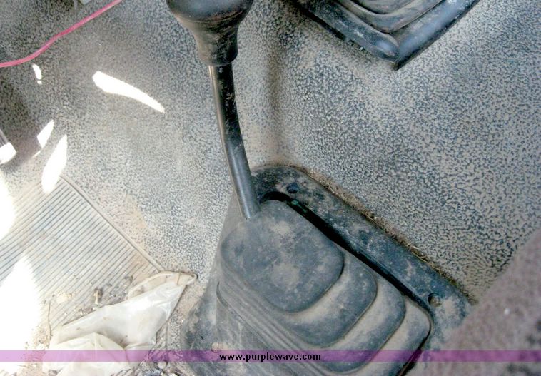 image for item 8700 1997 Ford F350 pickup truck