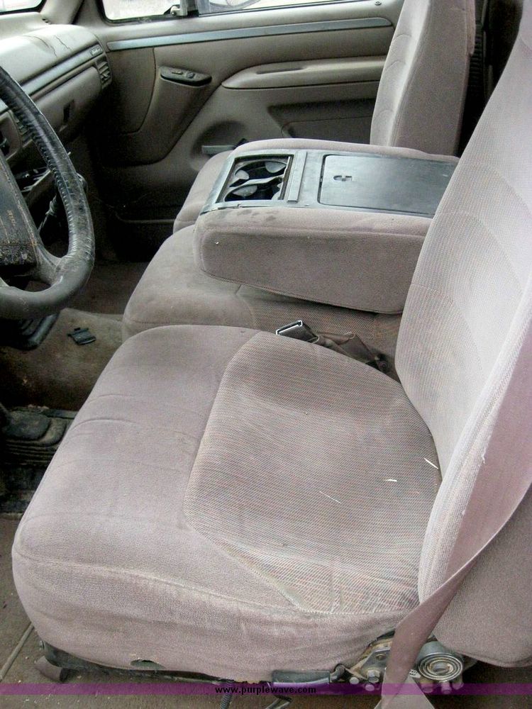 image for item 8701 1995 Ford F150 pickup truck