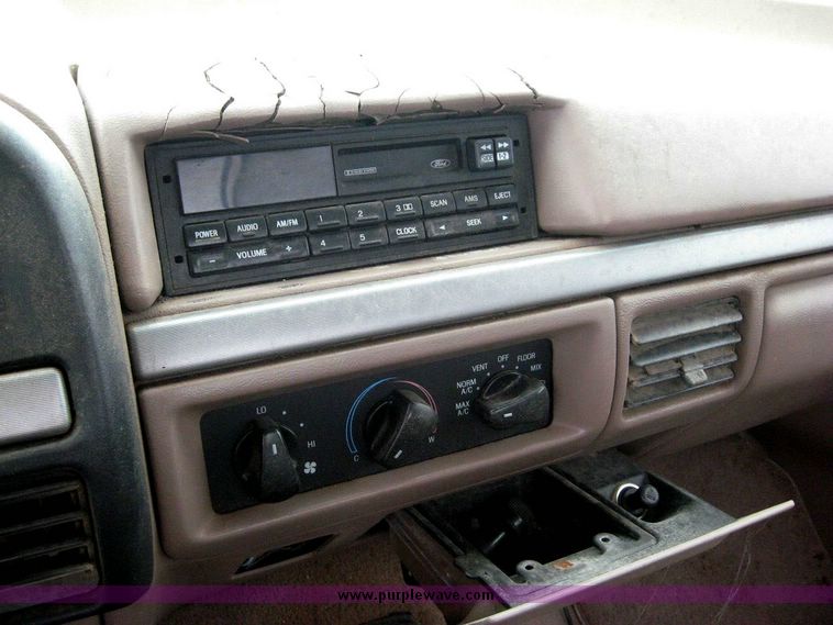 image for item 8701 1995 Ford F150 pickup truck