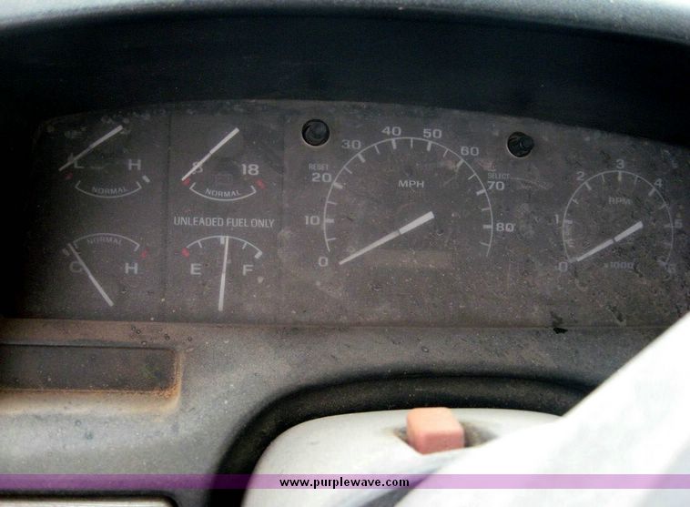 image for item 8701 1995 Ford F150 pickup truck