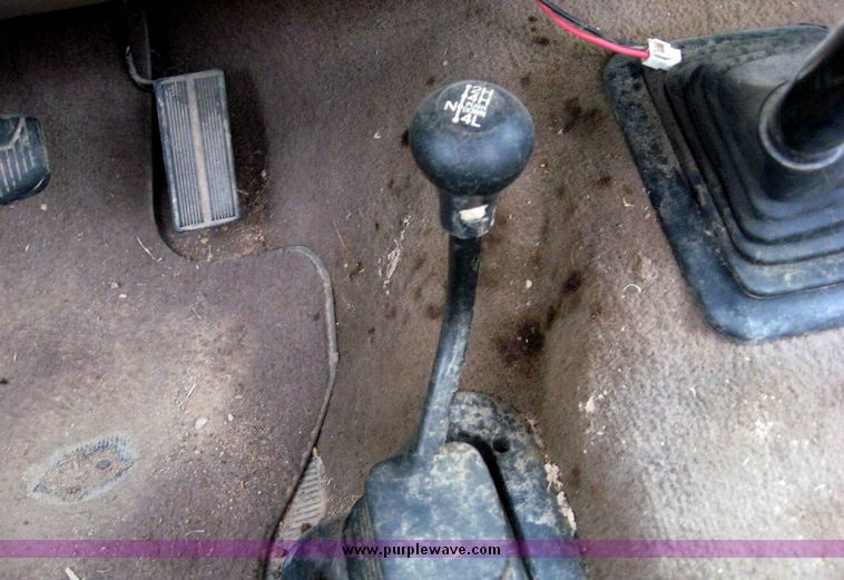 image for item 8701 1995 Ford F150 pickup truck