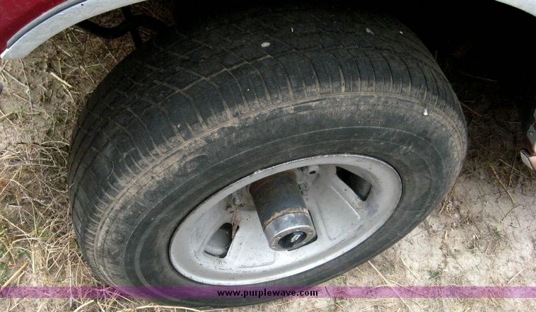 image for item 8701 1995 Ford F150 pickup truck