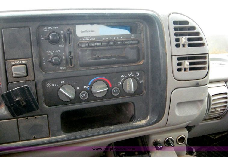 image for item 8702 1995 GMC Sierra K1500 extended cab pickup truck