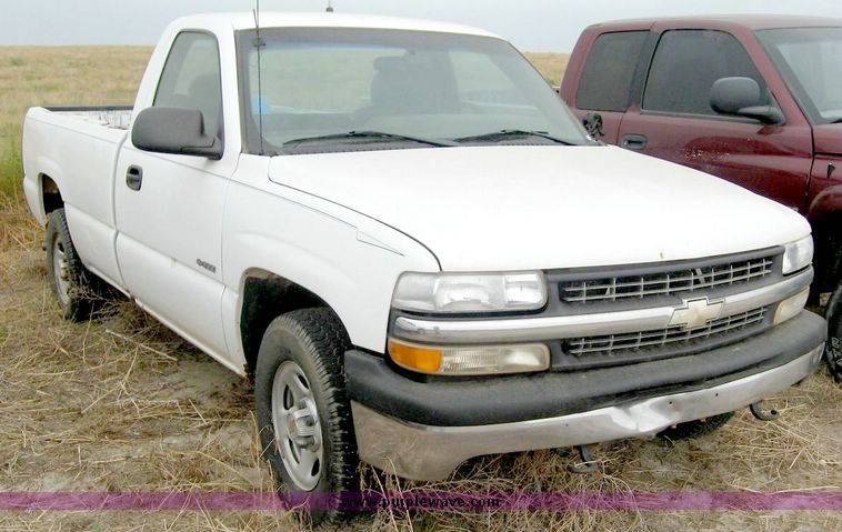 image for item 8703 2000 Chevrolet K1500 Silverado pickup truck
