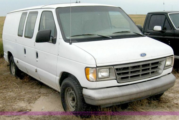 image for item 8712 1995 Ford Econoline E150 van