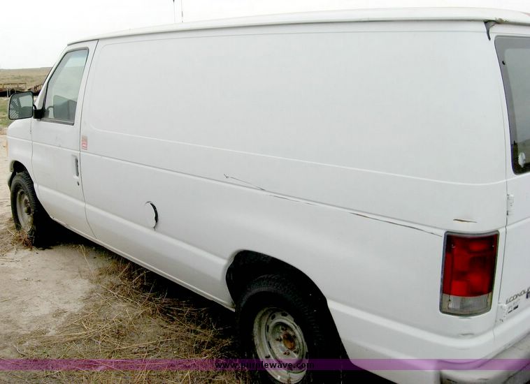 image for item 8712 1995 Ford Econoline E150 van
