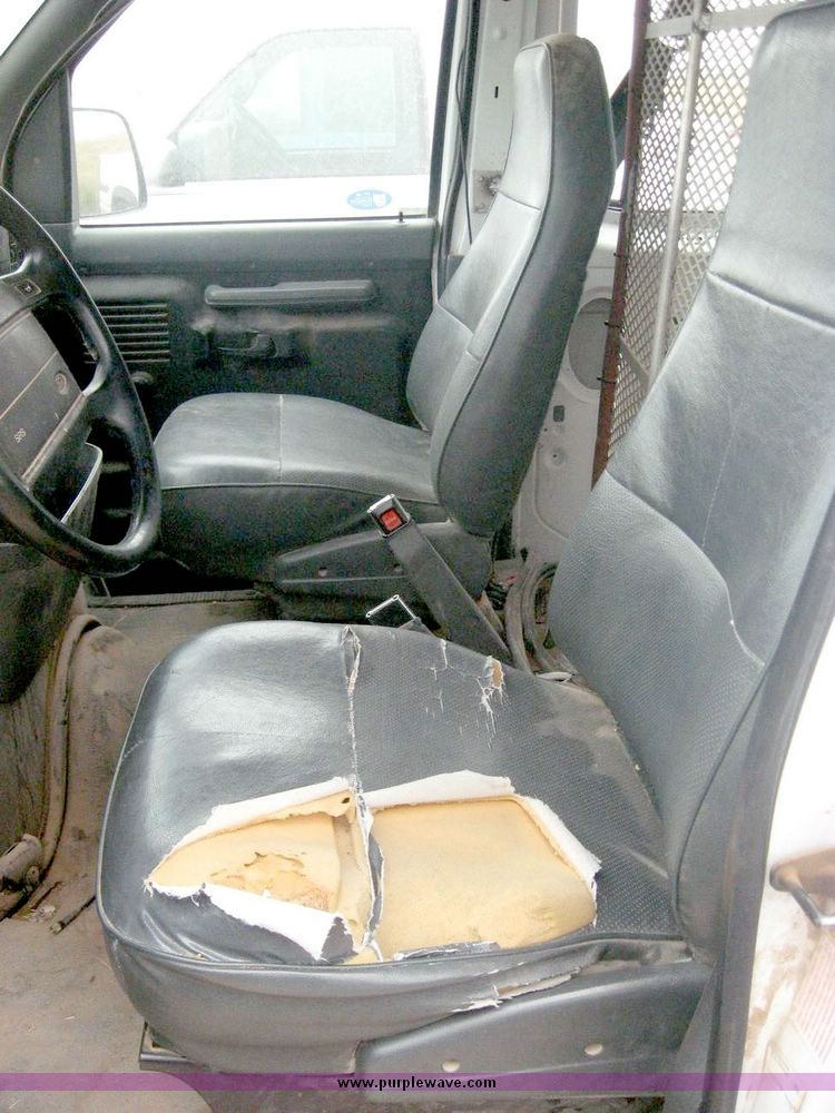 image for item 8712 1995 Ford Econoline E150 van