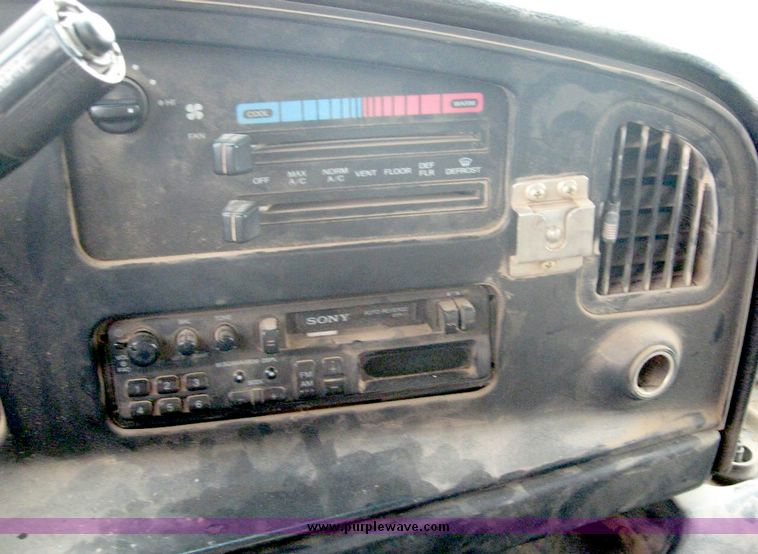 image for item 8712 1995 Ford Econoline E150 van