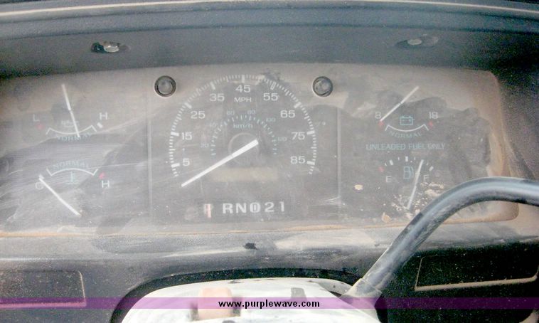 image for item 8712 1995 Ford Econoline E150 van