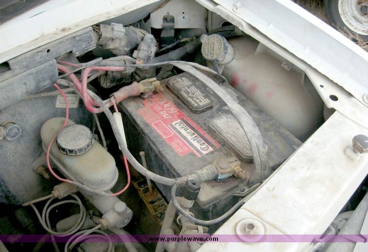 image for item 8712 1995 Ford Econoline E150 van