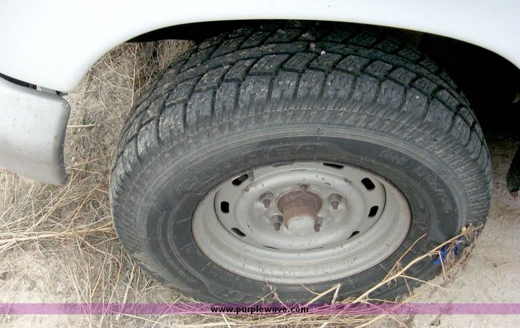 image for item 8712 1995 Ford Econoline E150 van