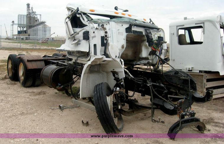 image for item 8730 2005 International 9200 semi truck
