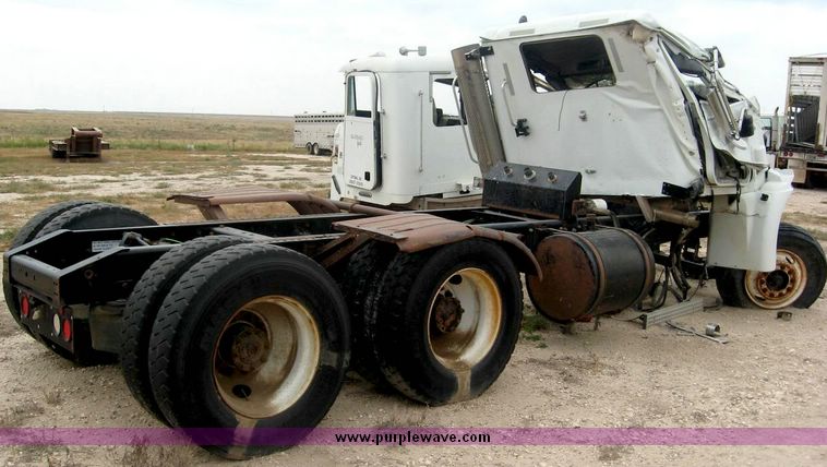 image for item 8730 2005 International 9200 semi truck