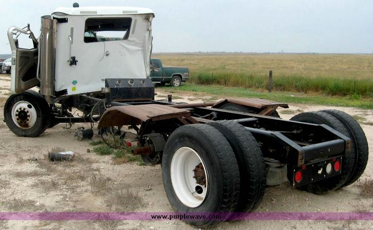 image for item 8730 2005 International 9200 semi truck