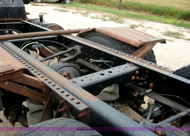 image for item 8730 2005 International 9200 semi truck