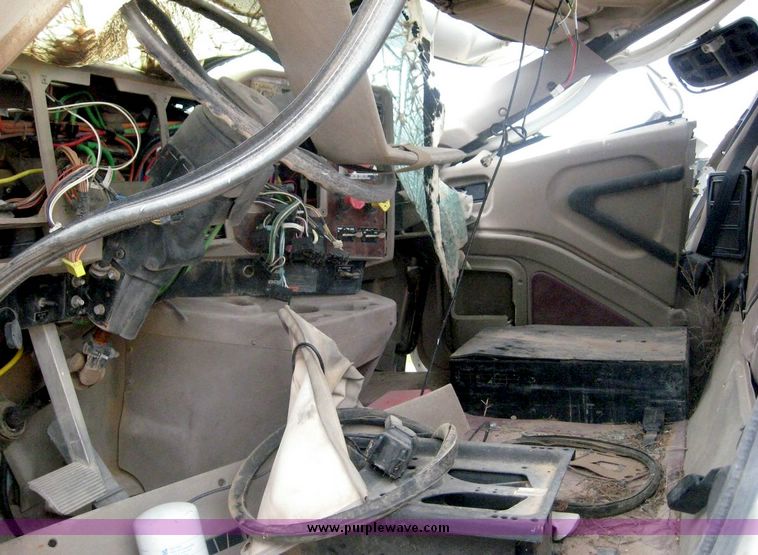 image for item 8730 2005 International 9200 semi truck