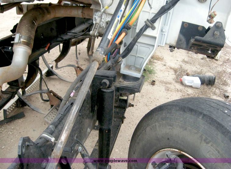 image for item 8730 2005 International 9200 semi truck