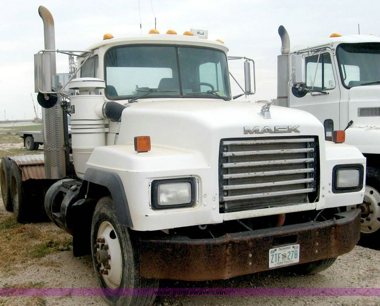 image for item 8733 2000 Mack 600 RD600 Semi truck
