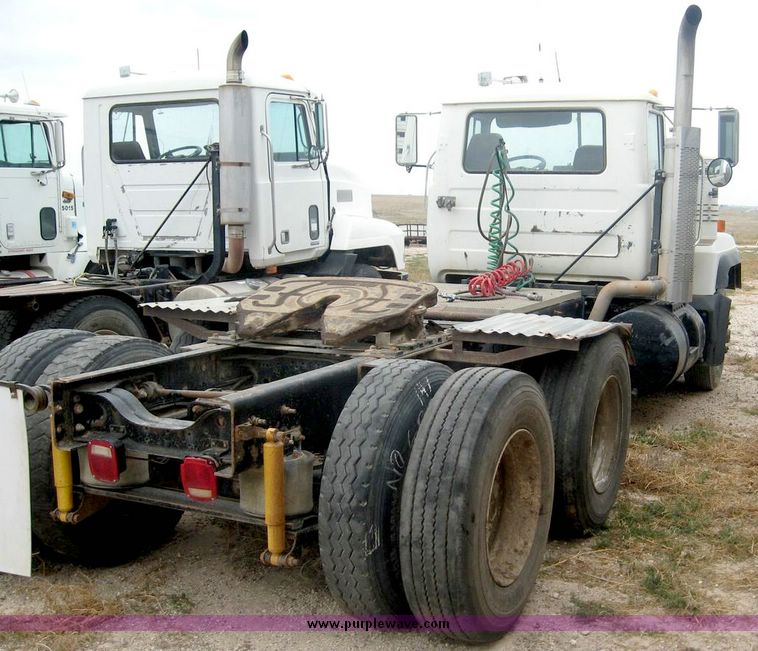 image for item 8733 2000 Mack 600 RD600 Semi truck
