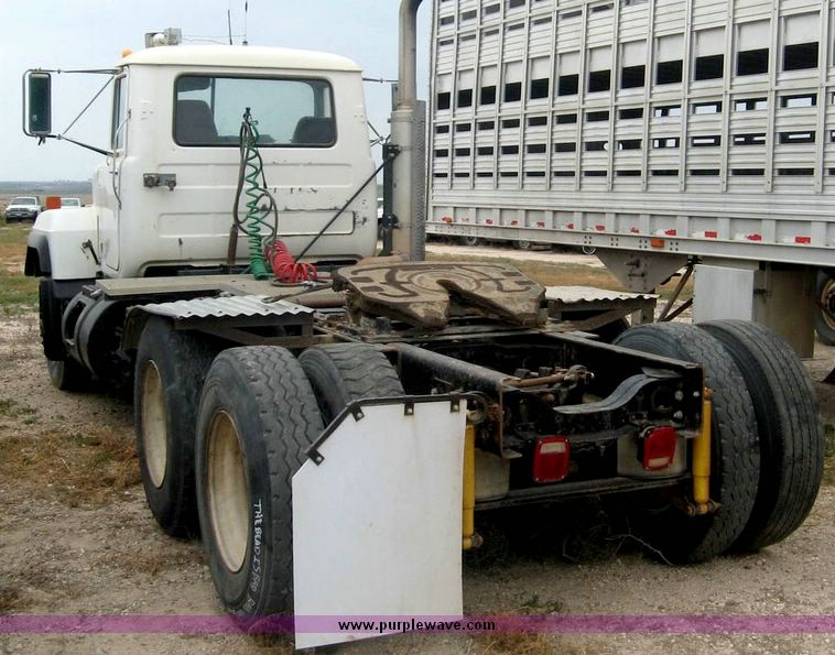 image for item 8733 2000 Mack 600 RD600 Semi truck