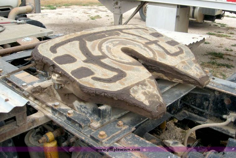 image for item 8733 2000 Mack 600 RD600 Semi truck