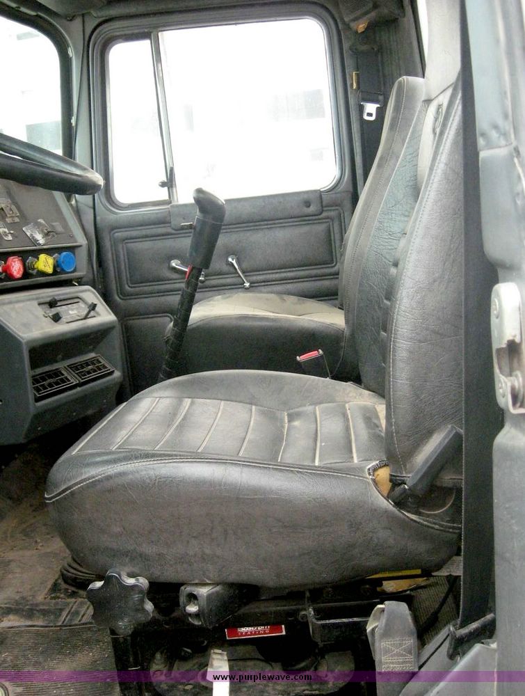 image for item 8733 2000 Mack 600 RD600 Semi truck