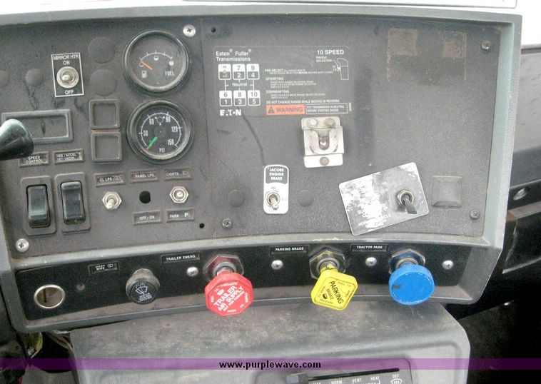 image for item 8733 2000 Mack 600 RD600 Semi truck