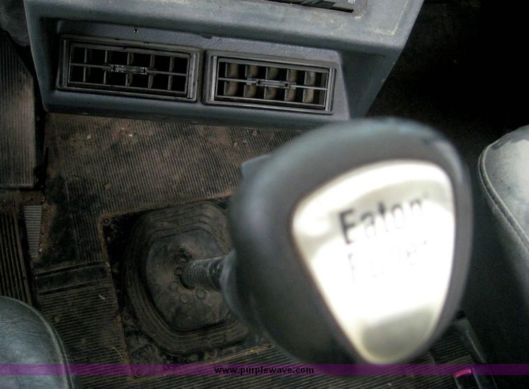 image for item 8733 2000 Mack 600 RD600 Semi truck