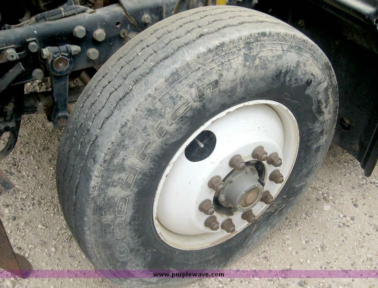 image for item 8733 2000 Mack 600 RD600 Semi truck