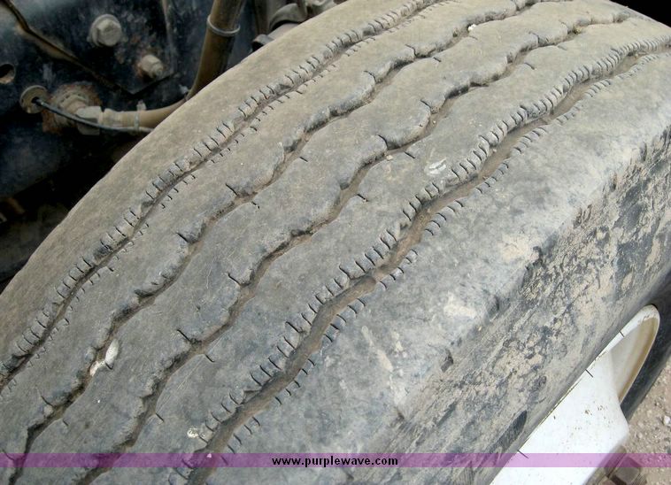 image for item 8733 2000 Mack 600 RD600 Semi truck