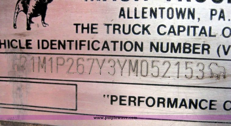 image for item 8733 2000 Mack 600 RD600 Semi truck