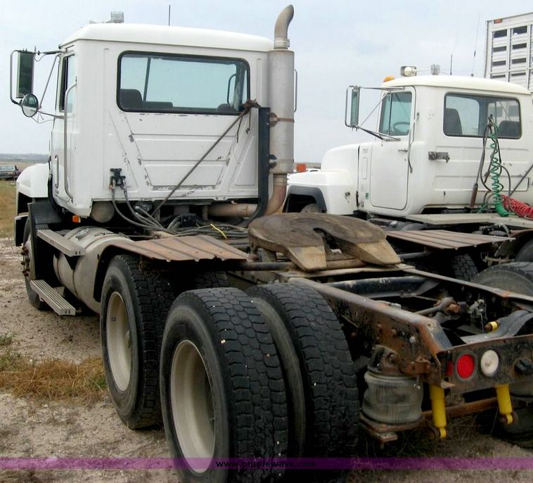 image for item 8734 1993 Mack 600 CH600 semi truck