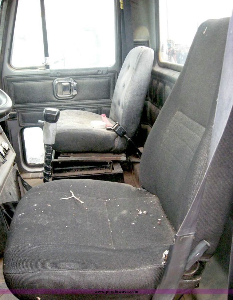 image for item 8734 1993 Mack 600 CH600 semi truck