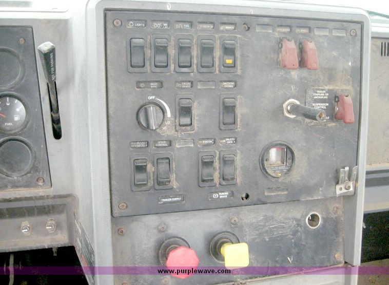 image for item 8734 1993 Mack 600 CH600 semi truck