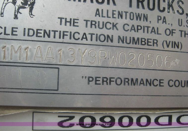 image for item 8734 1993 Mack 600 CH600 semi truck