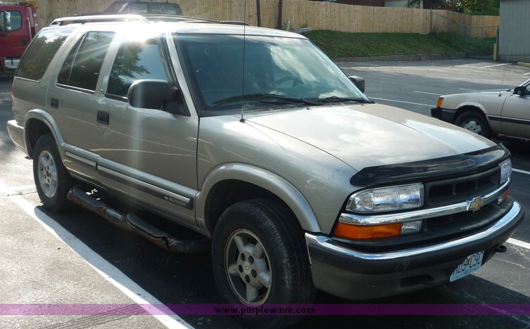 image for item 2173 2000 Chevrolet Blazer LS