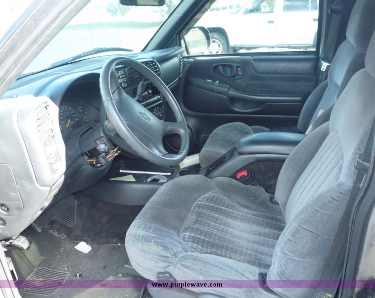 image for item 2173 2000 Chevrolet Blazer LS