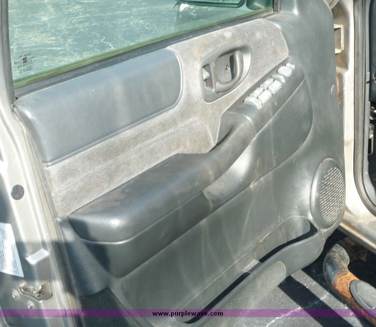 image for item 2173 2000 Chevrolet Blazer LS