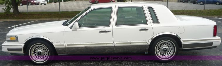 image for item 2174 1995 Lincoln Towncar Executive