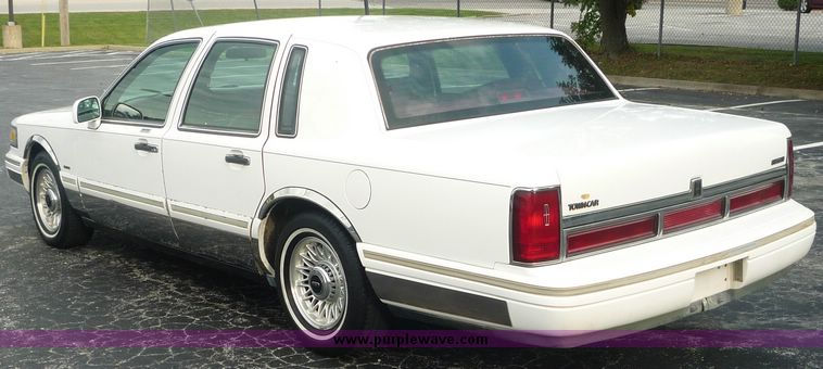 image for item 2174 1995 Lincoln Towncar Executive