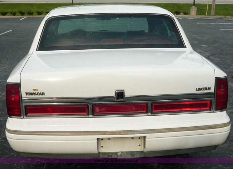 image for item 2174 1995 Lincoln Towncar Executive