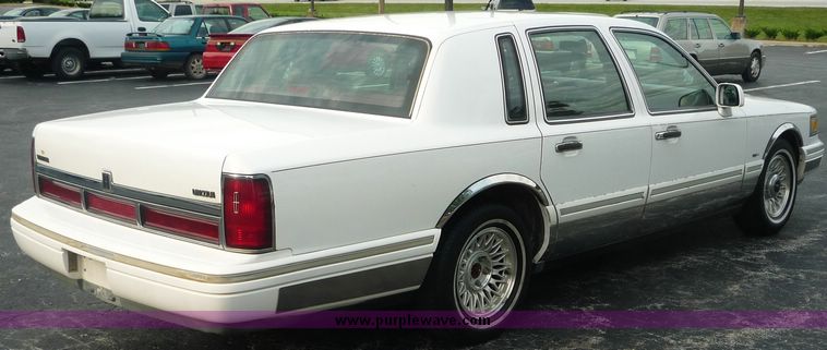 image for item 2174 1995 Lincoln Towncar Executive